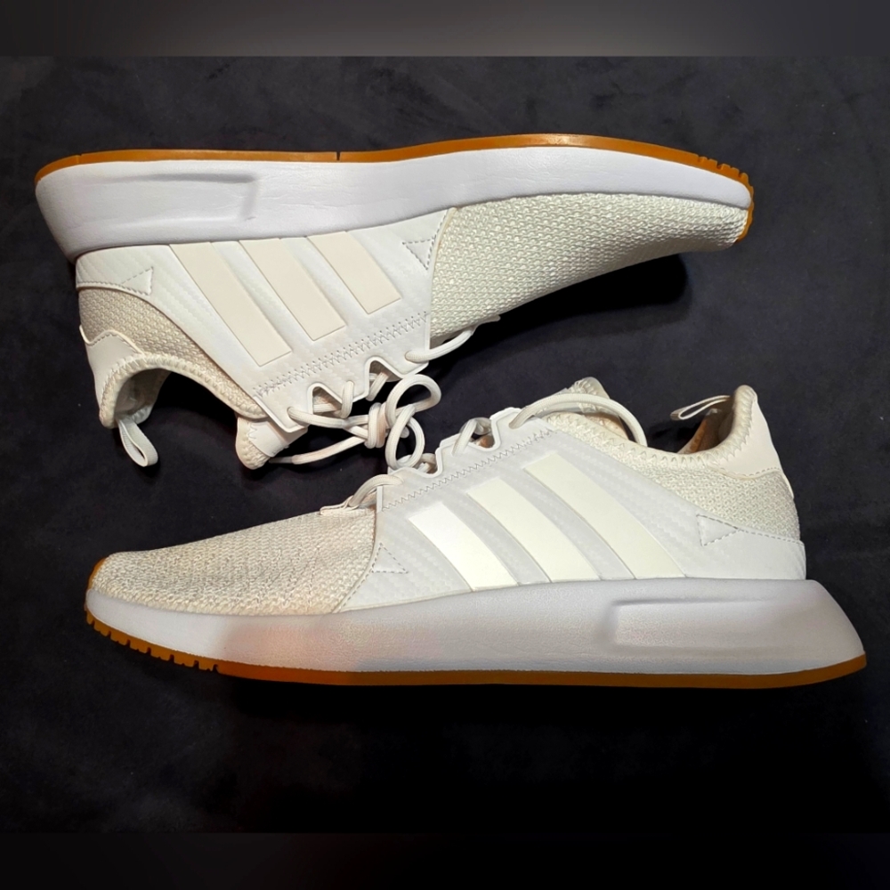 NEW Adidas Men/Women White Sneakers W/out Box SIZE (7.5 MEN) (9.5 WOMEN)